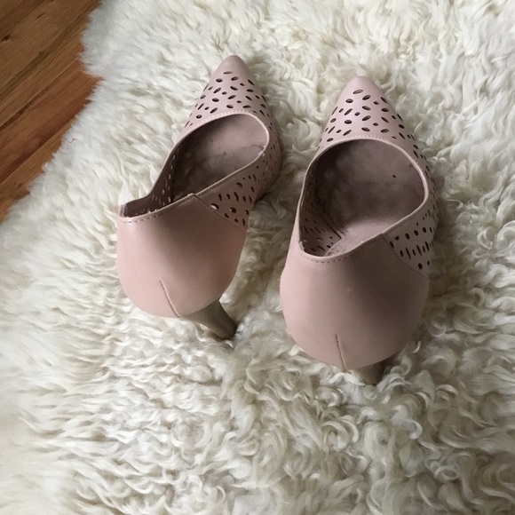 Restricted Nude Cut Out Wood Heeled Pump - Picture 4 of 8